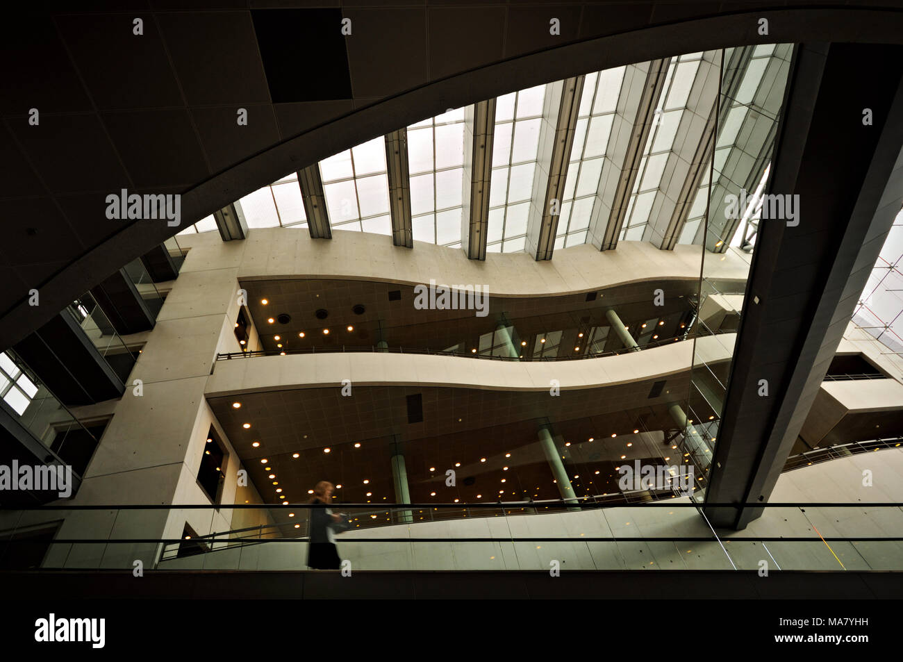 Decke und Rolltreppe im Innern des schwarzen Diamanten, Kopenhagen, Dänemark Stockfoto