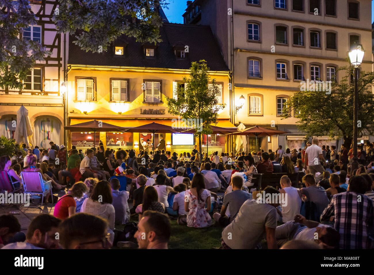 Juli 2016, Masse von Fans auf Fußball-WM 2016, Fernsehen Leinwand, Nacht, Straßburg, Elsass, Frankreich, Europa, Stockfoto