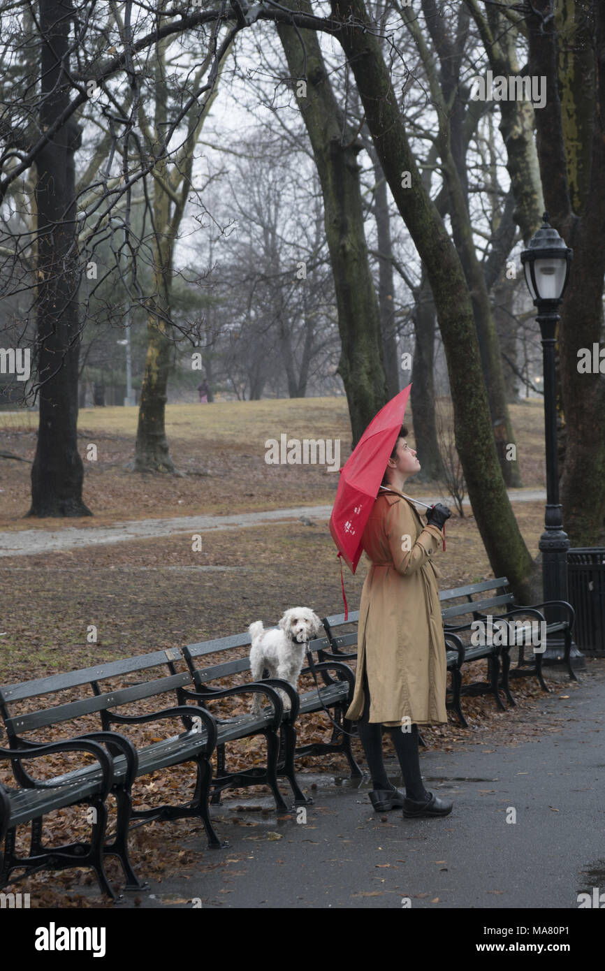 Frau geht mit Ihrem Hund an einem regnerischen Tag in Prospect Park, Brooklyn, New York. Stockfoto
