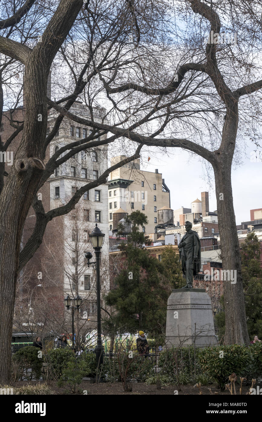 Eine von drei plastischen Wiedergaben von Abraham Lincoln (1809 - 1865) in New York City's Parks ist das Überlebensgroße Bronze von Henry Kirke Braun (1814 - 1886) steht vigil auf einer belebten Kreuzung am nördlichen Ende des Union Square Park. Stockfoto