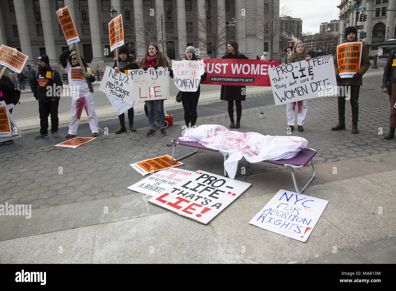 Internationale Geschenk des Lebens jährliche Rallye und Gehen des Lebens Gruppen & Einzelpersonen fand am Palmsonntag, 24. März 2018 in Lower Manhattan. Pro Choice Gegendemonstranten, sich Gehör in der Nähe. Stockfoto