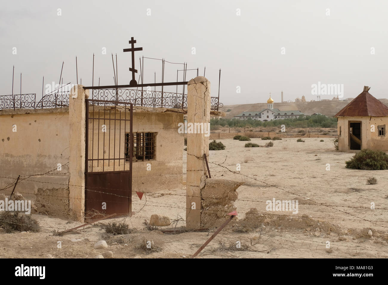 Ein Gateway mit der orthodoxen Russischen Kreuz, mit schrägen Kreuz-Bar von einer verlassenen russischen Orthodoxen Kirche in "das Land der Klöster" in der Nähe der taufstelle Qasr el Yahud auch Kasser oder Qasser al Jehud der offizielle Name des westlichen Teils der traditionellen Ort der Taufe Jesu durch Johannes den Täufer im Jordan Tal Region der West Bank Israel Stockfoto