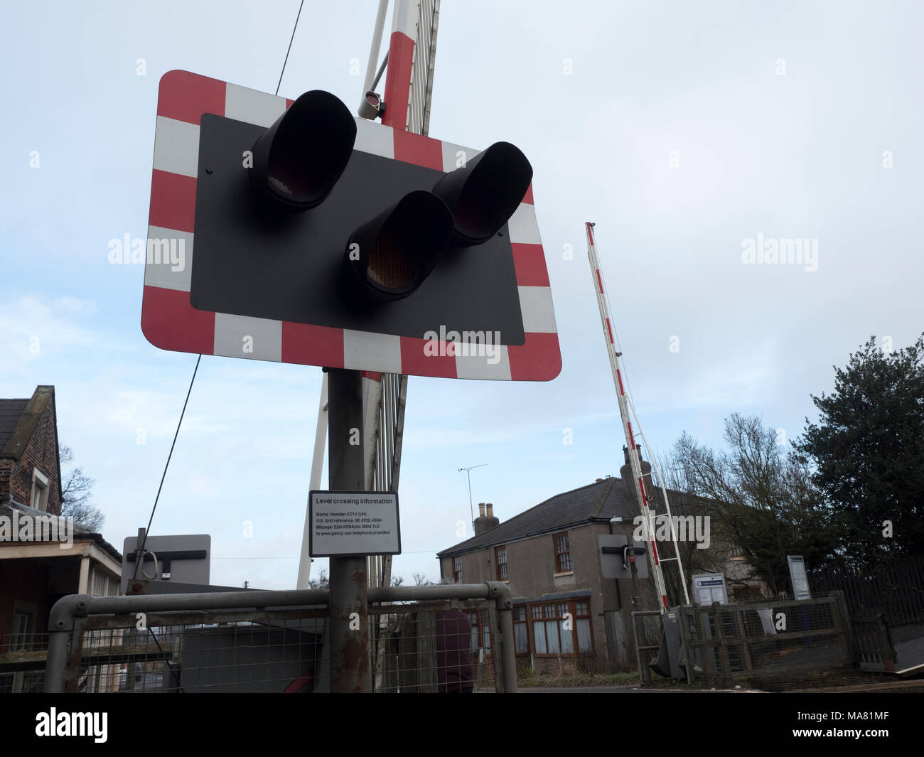 Überqueren Sie die Ampelkreuzung am Bahnhof Howden, Howden, East Riding of Yorkshire, England Stockfoto