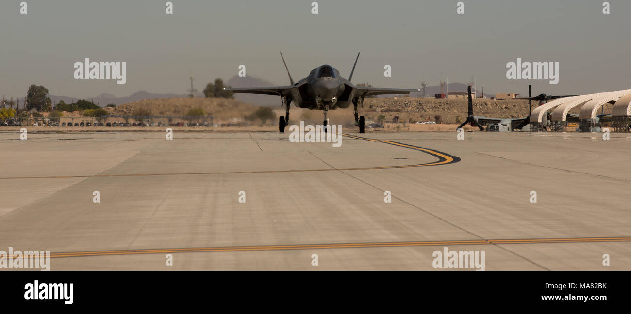 Der kommandierende Offizier der Marine Fighter Attack Squadron 122 (VMFA-122), Oberstleutnant John S. Preis, landet nach Durchführung der ersten Flugbetrieb in einem F-35 B Blitz ll bei Marine Corps Air Station (WAB) Yuma, Ariz., 29. März 2018. VMFA-122 durchgeführt, um den Flugbetrieb zum ersten Mal als F-35 Squadron. (U.S. Marine Corps Foto von Lance Cpl. Sabrina Candiaflores) Stockfoto