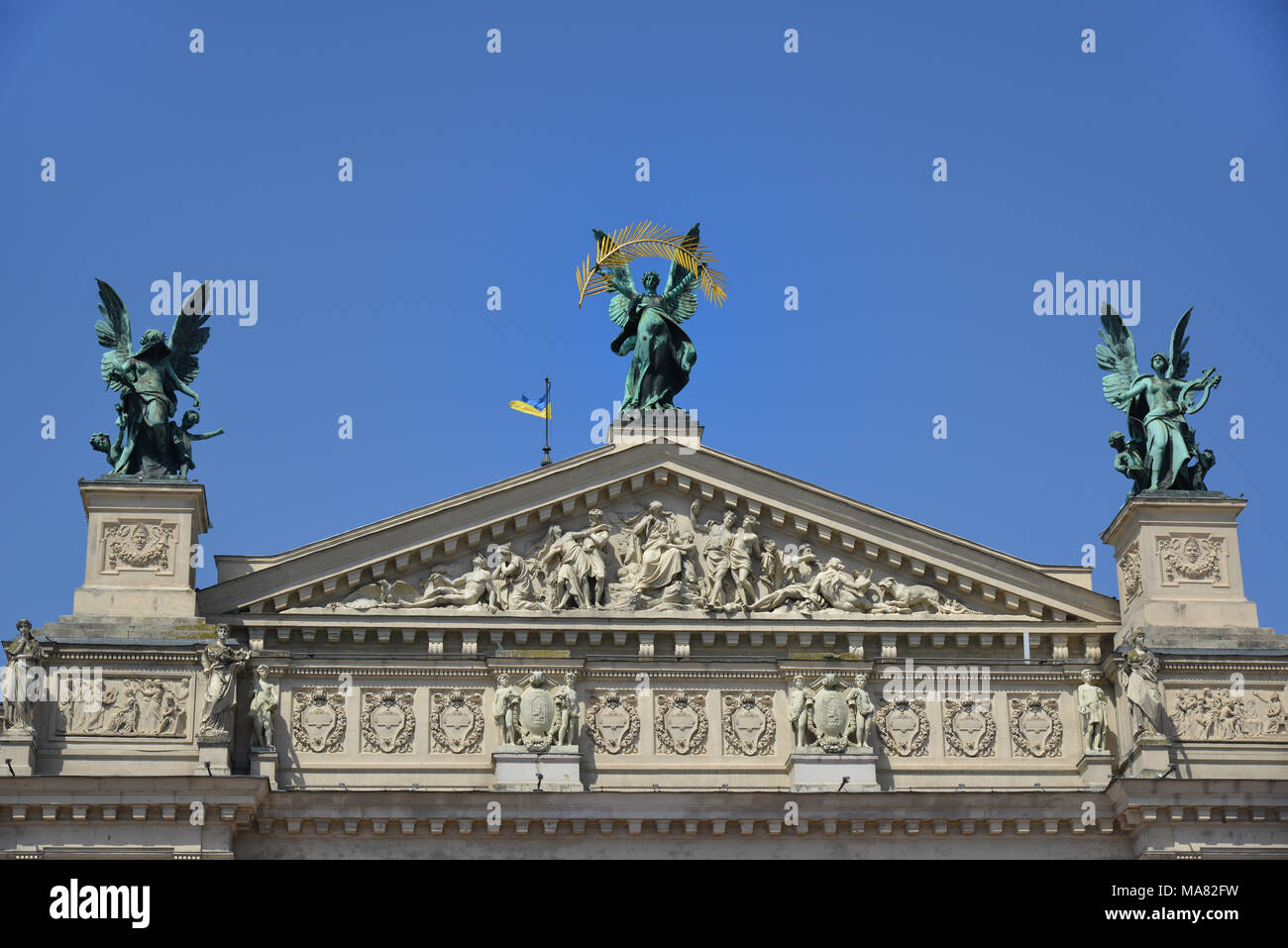 Die berühmte Solomiya Krushelnytska Oper in Lemberg mit der Statue der Herrlichkeit auf einem perfekten Sommertag. Stockfoto