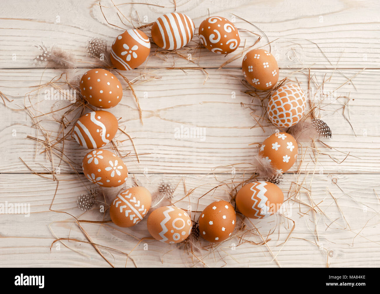 Ostern Hintergrund mit Ostereiern und Frühlingsblumen. Ansicht von oben mit der Kopie. Stockfoto