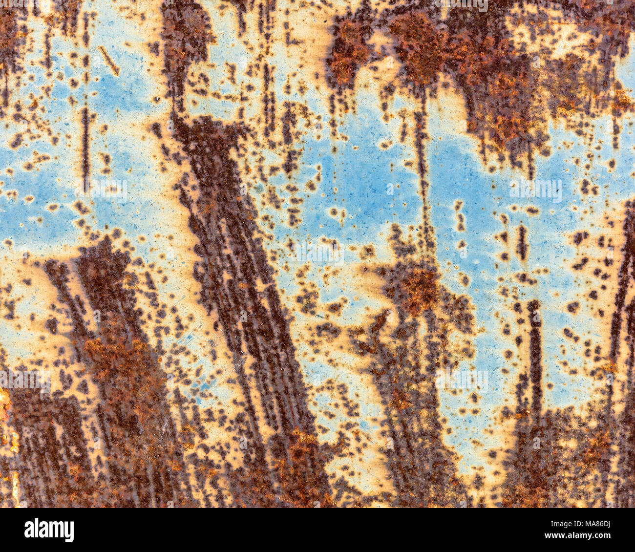Alte beschädigt metallische Oberfläche mit Roststellen und abgeplatzte Farbe Stockfoto