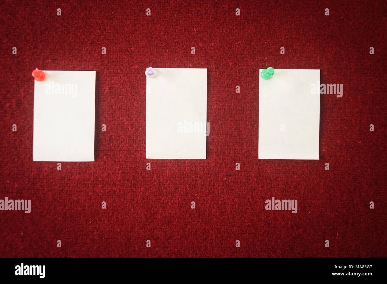 Sammlung von Hinweis Papiere auf ein rotes Brett bereit für die Abfüllung in Anführungszeichen. Stockfoto