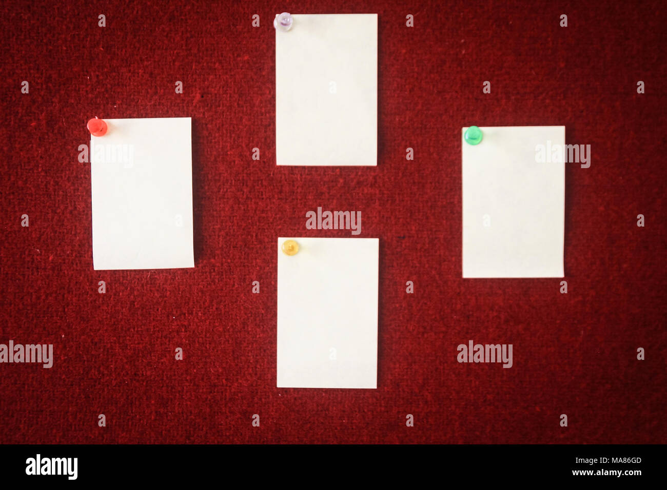 Sammlung von Hinweis Papiere auf ein rotes Brett bereit für die Abfüllung in Anführungszeichen. Stockfoto