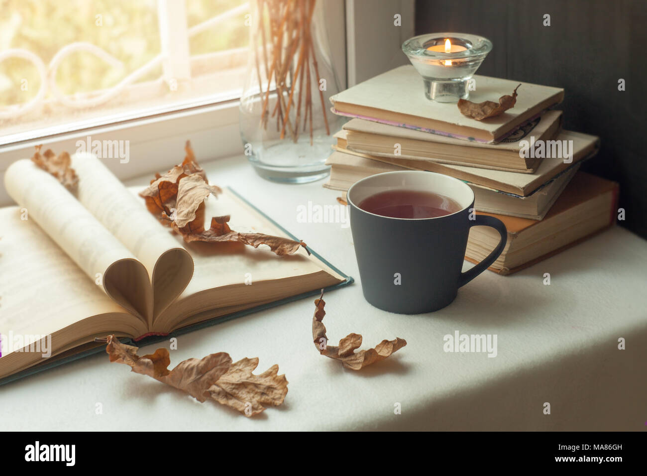 Herbst noch leben. Bücher, Blätter, cuo von Tee und trocken kleine