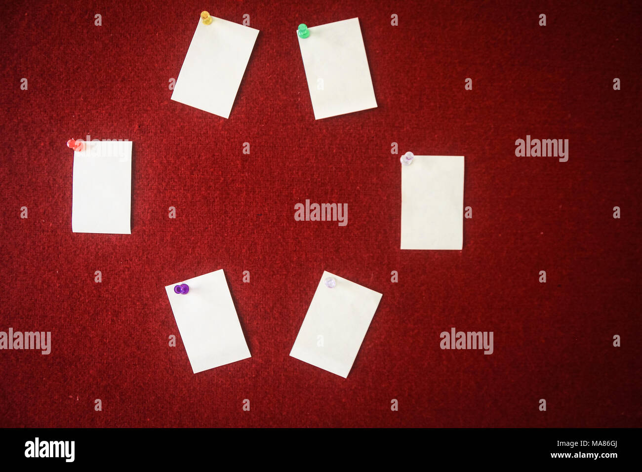 Sammlung von Hinweis Papiere auf ein rotes Brett bereit für die Abfüllung in Anführungszeichen. Stockfoto
