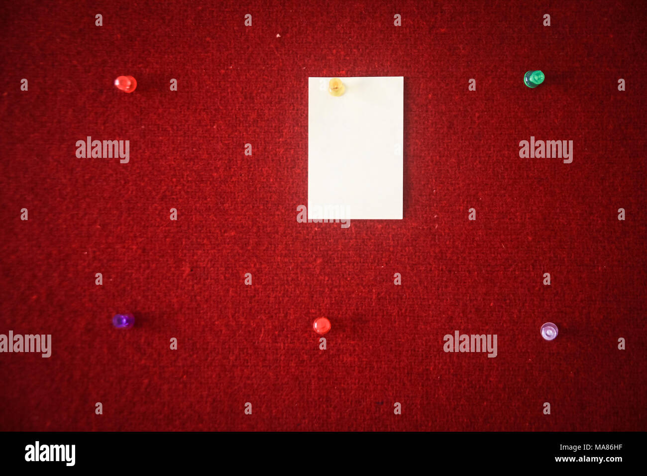 Sammlung von Hinweis Papiere auf ein rotes Brett bereit für die Abfüllung in Anführungszeichen. Stockfoto