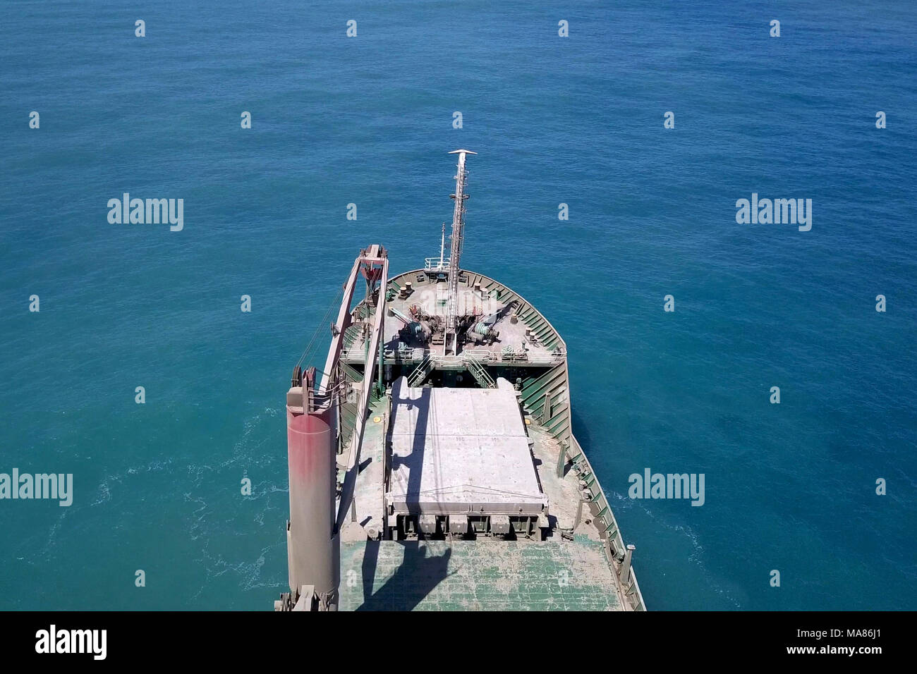 Luftaufnahme eines großen Frachtschiffes auf See. Stockfoto