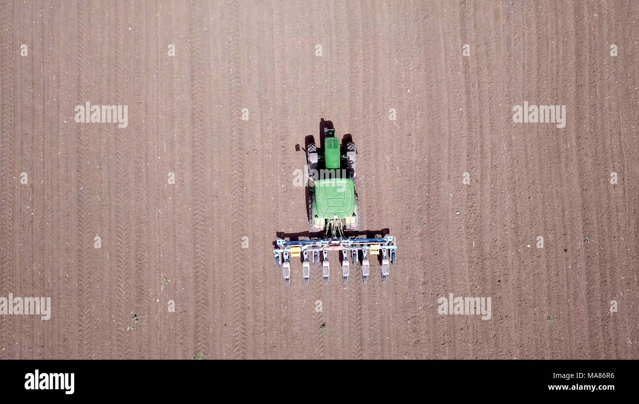 Grünen Traktor pflügen Trockenen - Luftbild Stockfoto