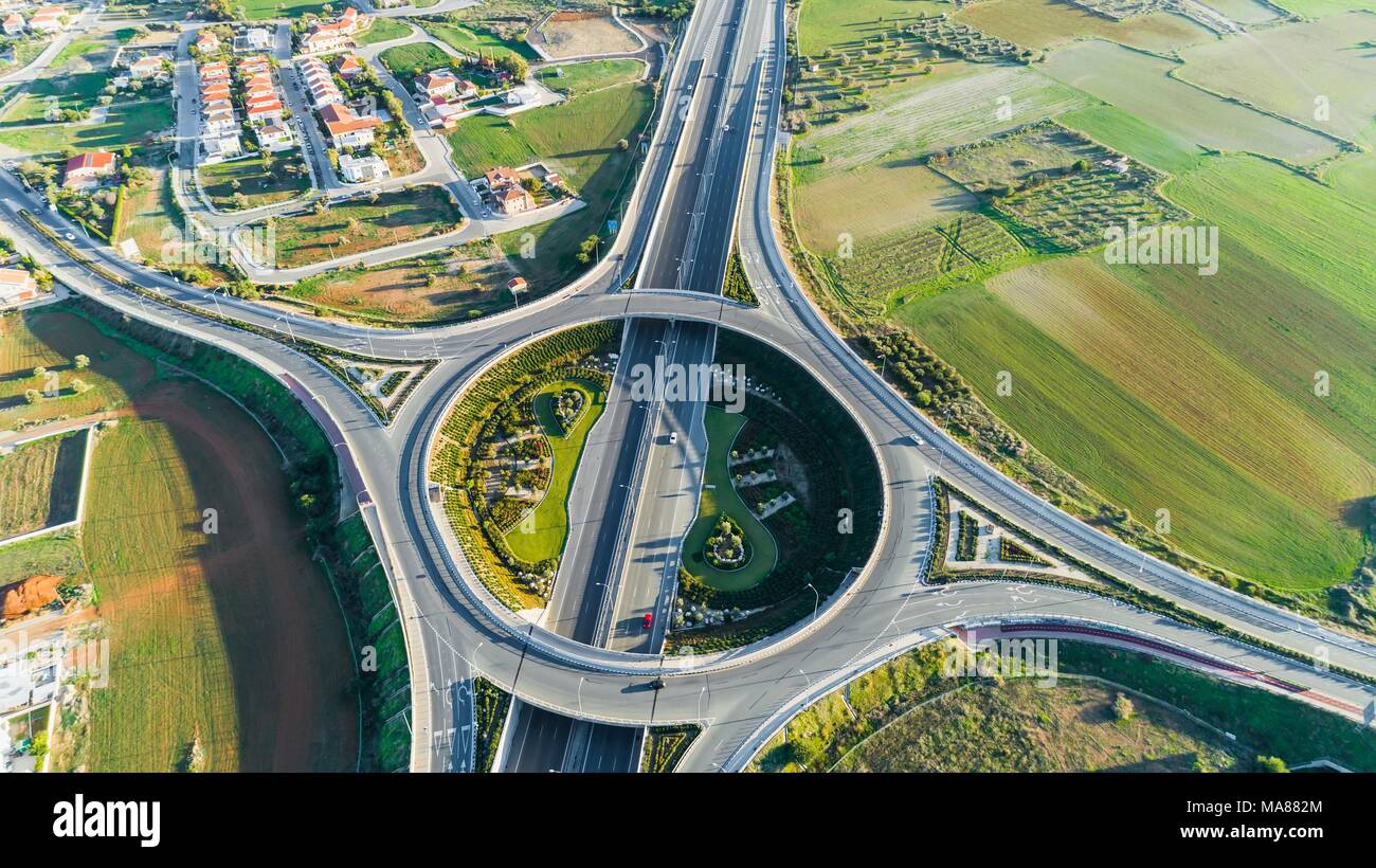 Aerial Vogelperspektive der APS-Kreisverkehr und nehmen Sie die Autobahn A1 von Limassol Nicosia City, Latsia, Zypern. Die kreisrunde Kreuzung mit Autos, keine Stockfoto
