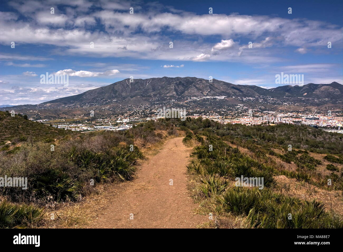 Einen Track im Outback führt zu den fernen Mijas Berge. Stockfoto