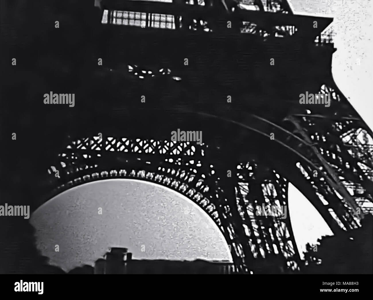 Paris Eiffel Tower, Ansicht von unten von Champ-de-Mars Gärten. Historische restaurierte BW Archivmaterial auf 1960 in Paris Stadt Frankreichs. Stockfoto