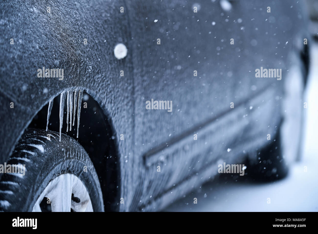 Auto abgedeckt in Eis bei Eisregen Phänomen Stockfoto