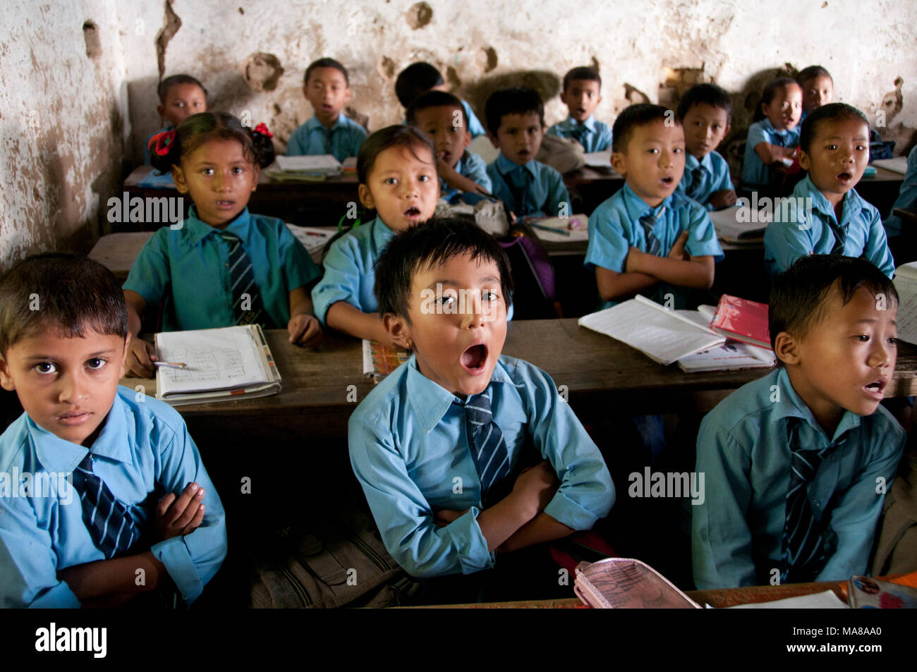 Nepal 2014. Khandbari. "Boarding" Grundschule (d. h. privat). Schülerinnen und Schüler in der Klasse beantworten Lehrer. Stockfoto