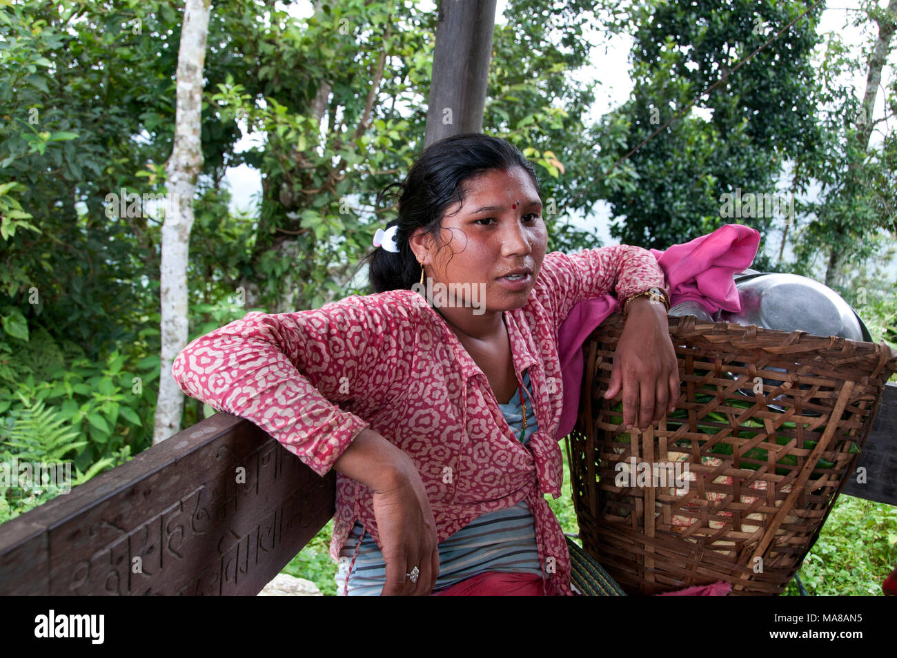 Nepal 2014. Pangma Dorf. Eine Pause nach der bergauf auf dem Weg zum Markt Stockfoto