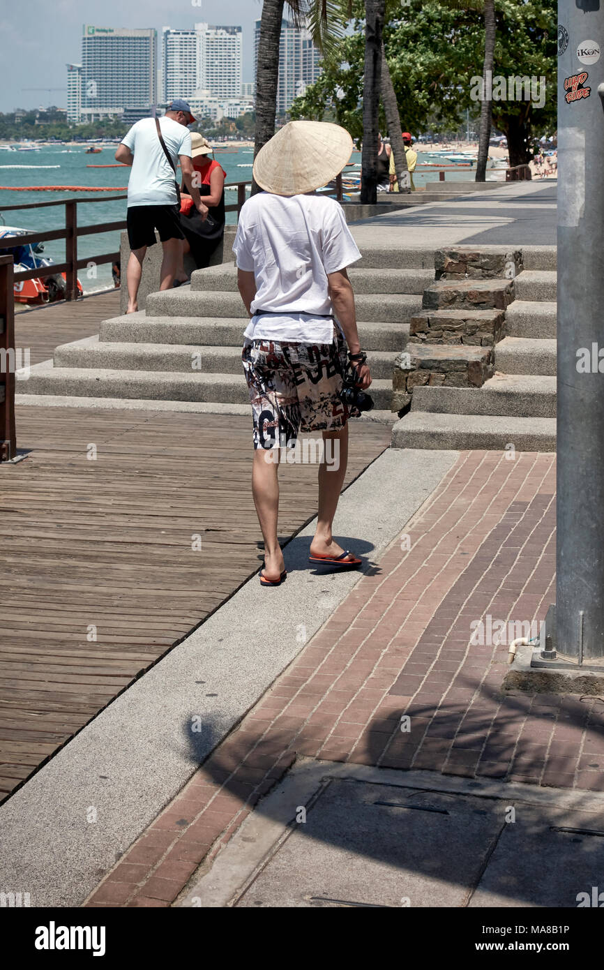 Chinesische Touristen tragen eines traditionellen konischen "coolie" hat Stockfoto