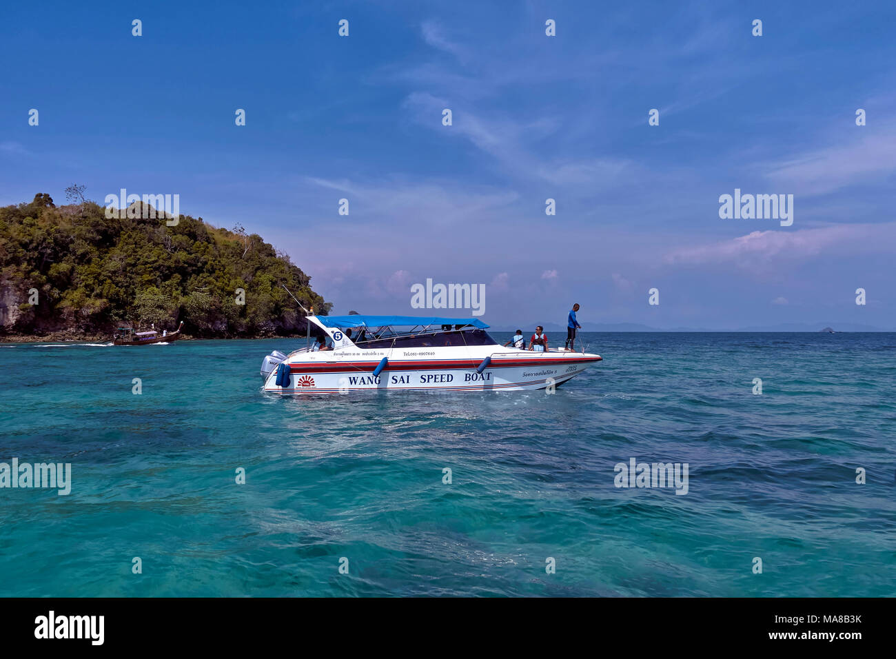 Krabi Thailand. Touristische speed boot vertäut aus Thale Waek Insel im kristallklaren Wasser und tief blauem Himmel. Stockfoto
