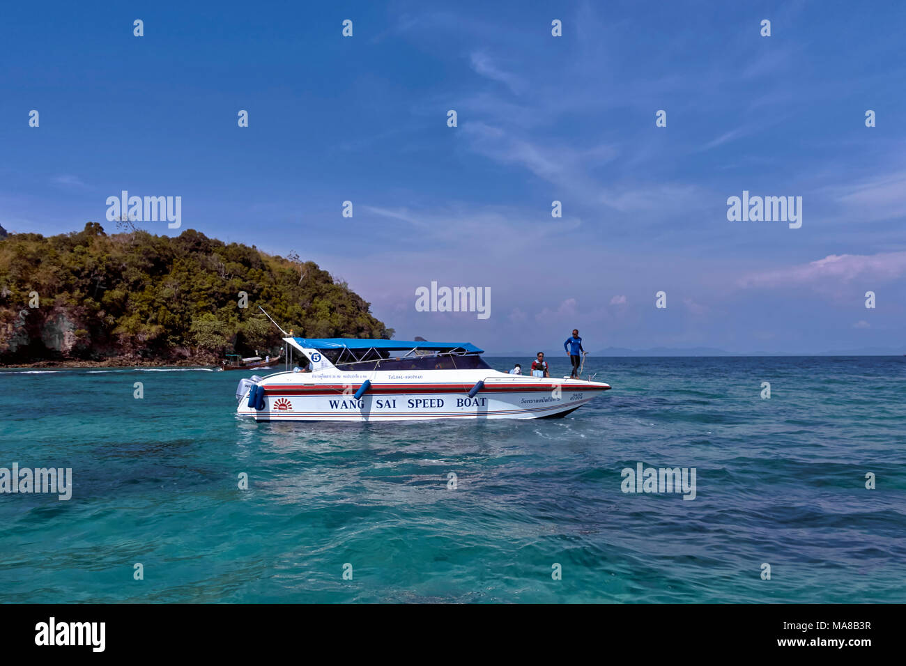 Krabi Thailand. Touristische speed boot vertäut aus Thale Waek Insel im kristallklaren Wasser und tief blauem Himmel. Stockfoto