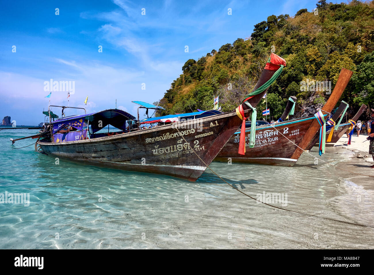 Krabi Beach, Thailand. Thailändischen Longtail Boot Stockfoto