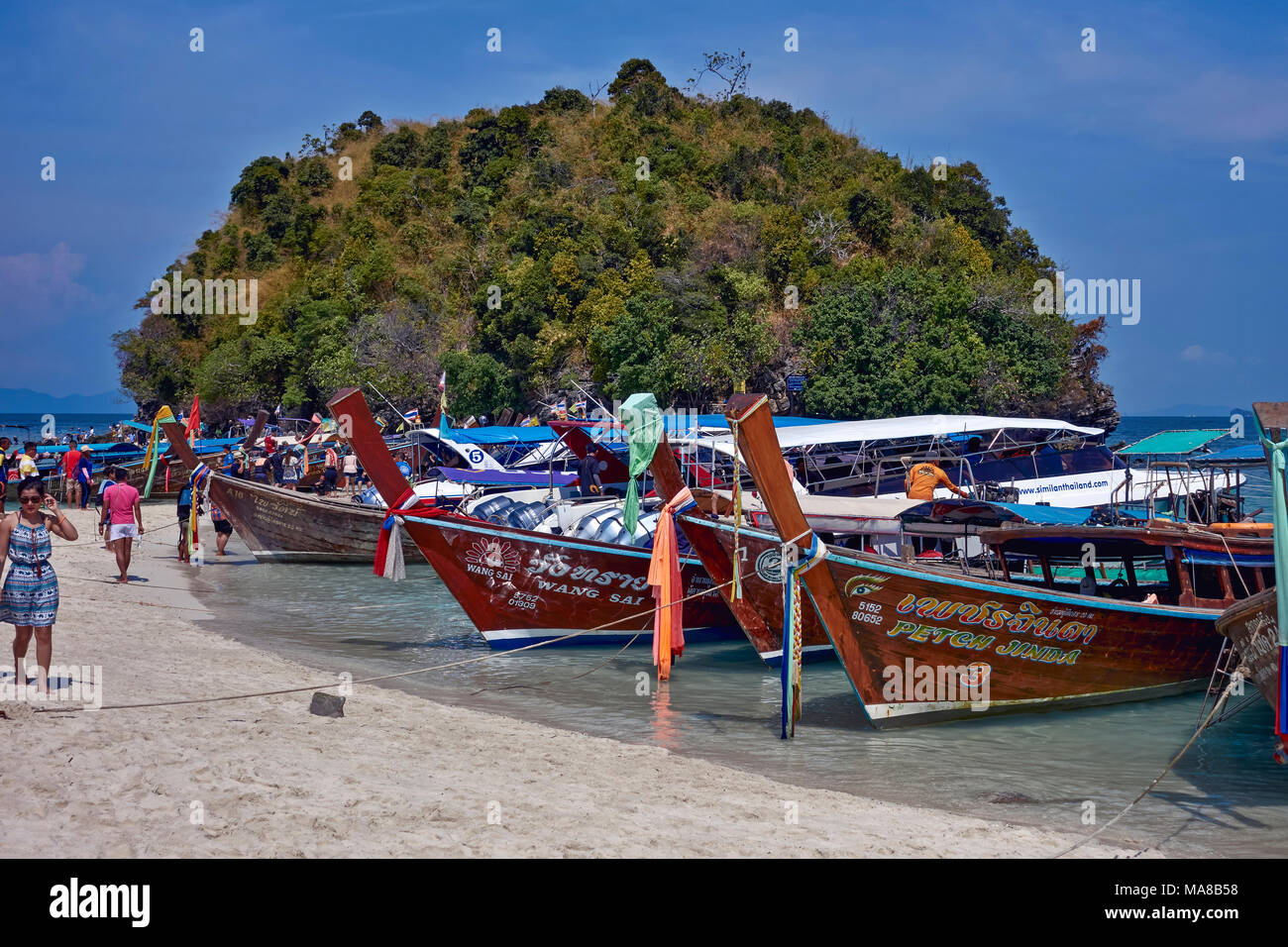 Krabi Beach, Thailand. Thailändisches Longtail-Boot. Thailand Tourismus Stockfoto