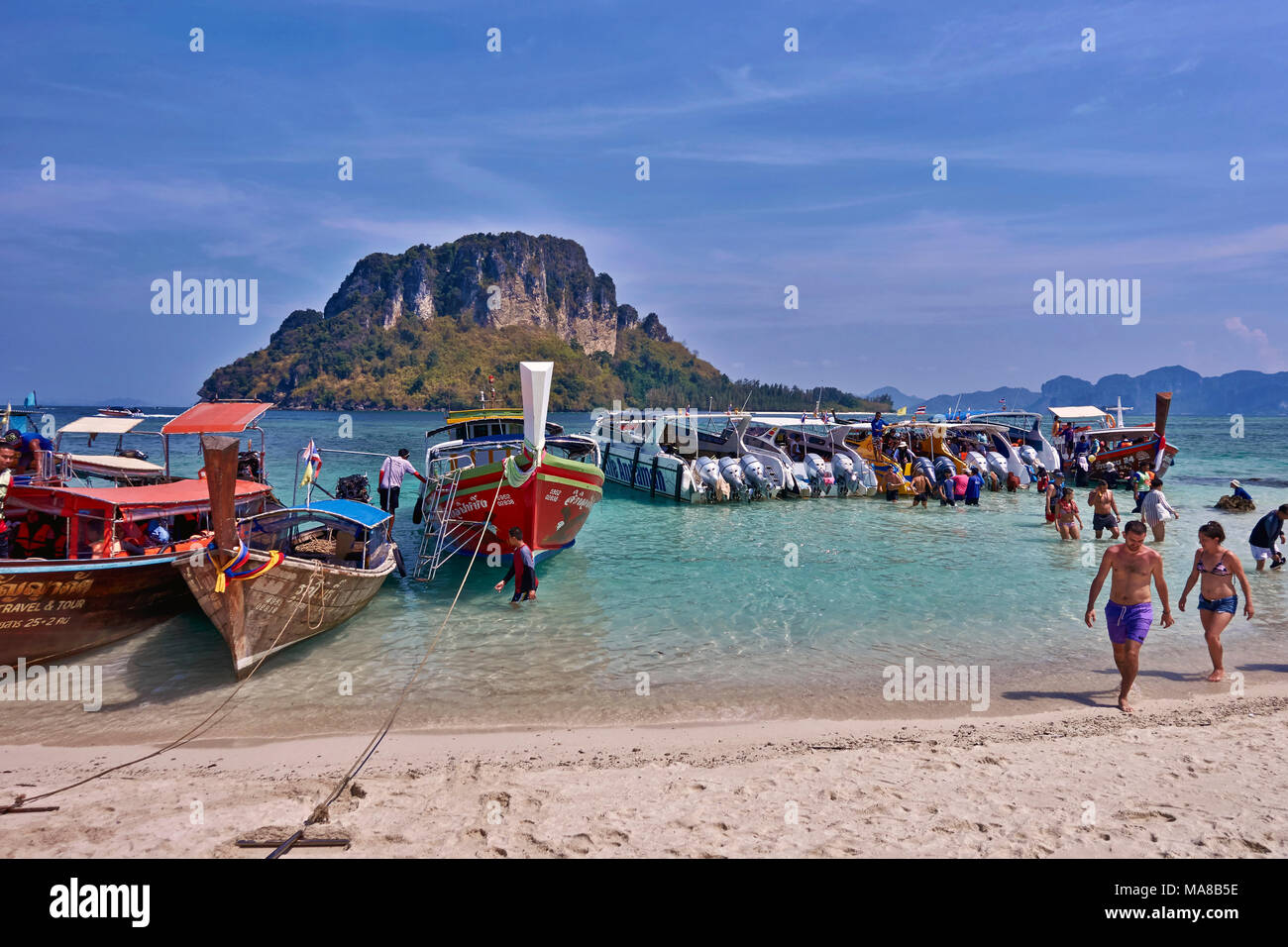 Touristische boote aufgereiht in Thale Waek Island, Krabi, Thailand, Südostasien Stockfoto