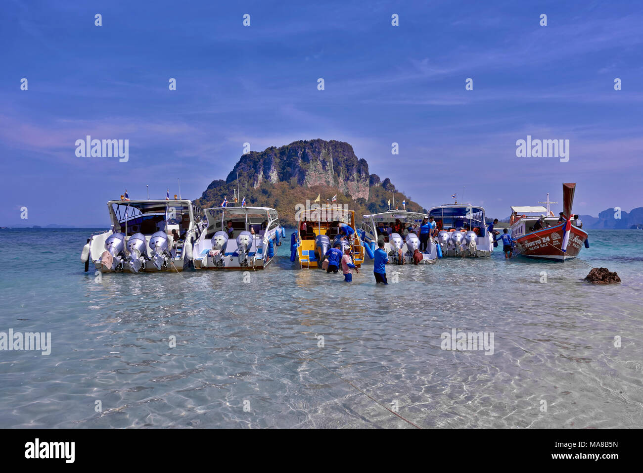 Touristische boote aufgereiht in Thale Waek Island, Krabi, Thailand, Südostasien Stockfoto