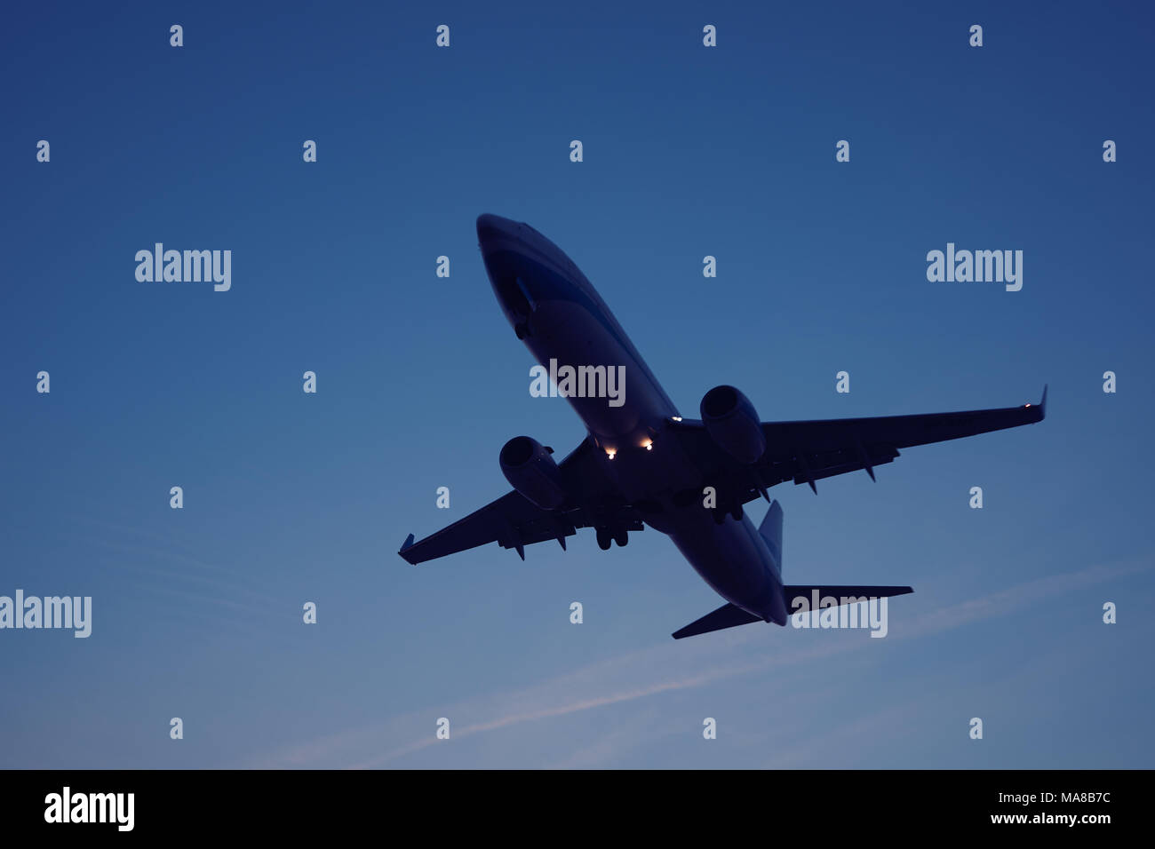 Großes Flugzeug fliegen in den Himmel mit blauer Himmel Stockfoto Großes Flugzeug fliegen in den Himmel mit blauer Himmel Stockfoto