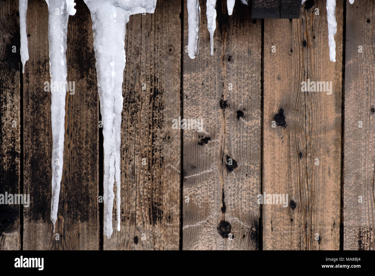 Die Bildung von Eis auf Holz Wand Stockfoto