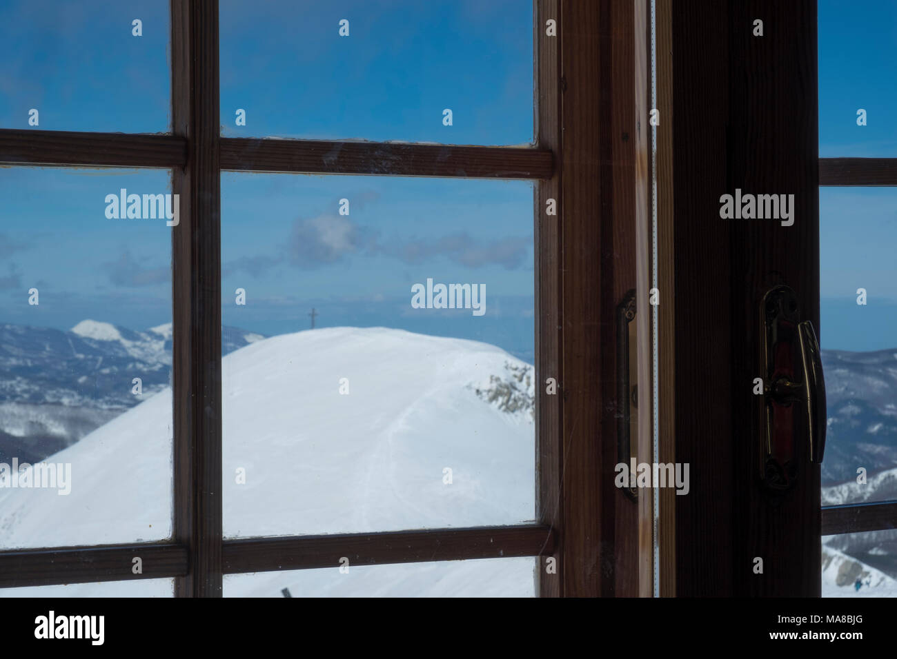 Monte Cimone durch die Windows Stockfoto
