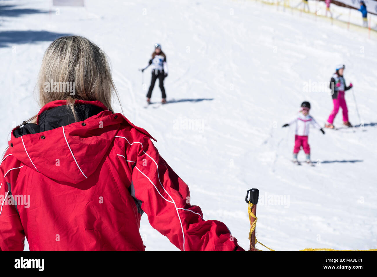 Mutter baby Skifahrer Stockfoto