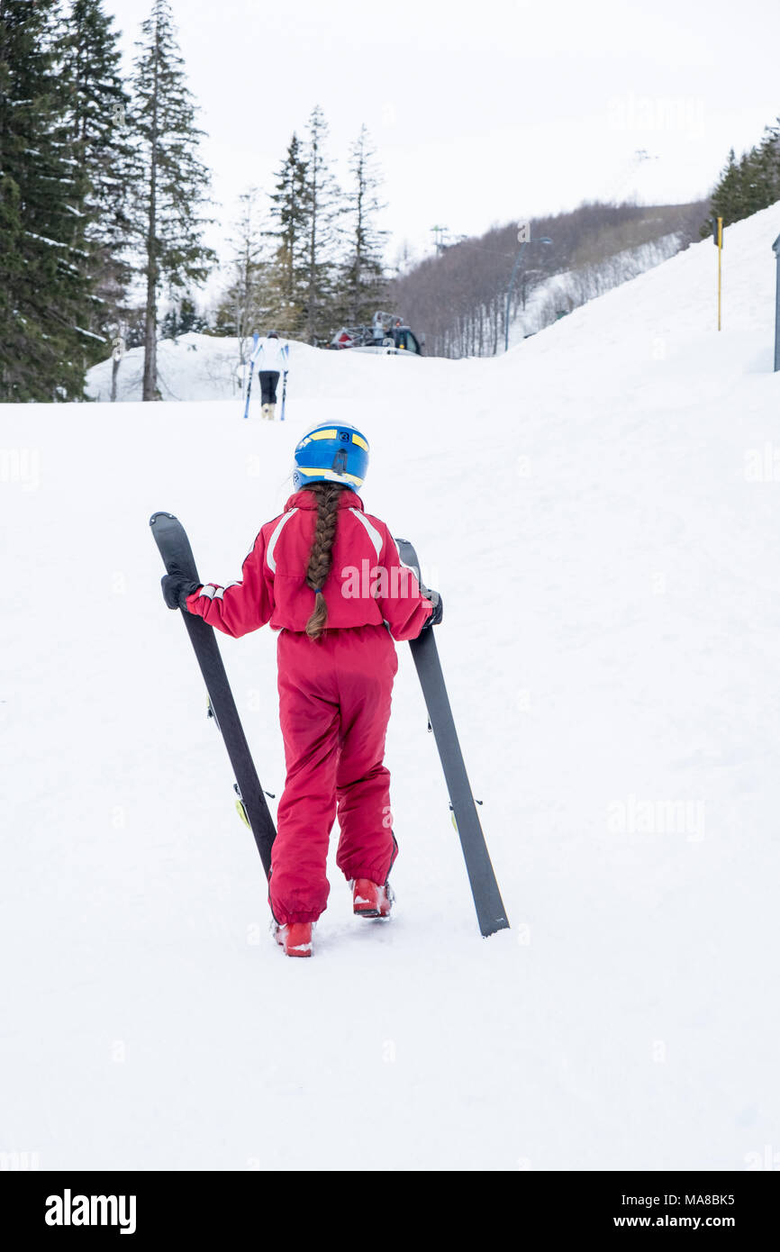 Kleines Mädchen mit Ski Stockfoto