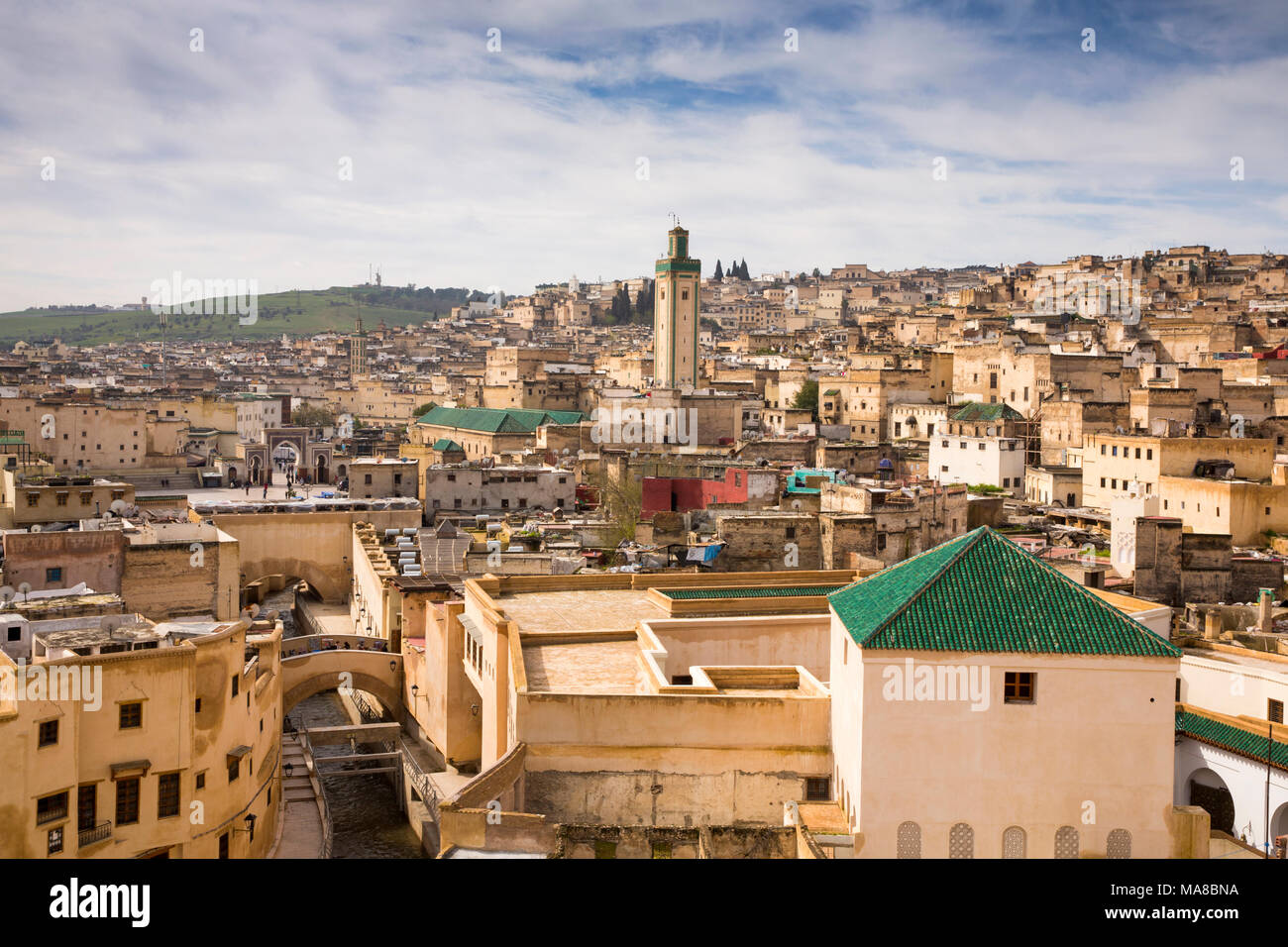 Marokko, Fes, Medina, Blick über die Dächer in Richtung Bab Rcif aus Riad Dar Seffarine Stockfoto