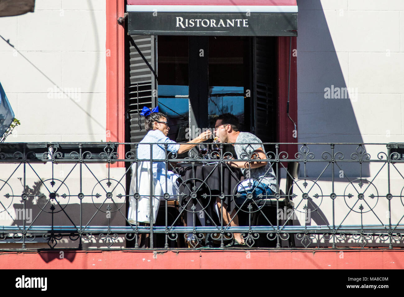 Frau Fütterung ein Mann pasta bei Amici Miei italienisches Restaurant, Buenos Aires, Argentinien Stockfoto