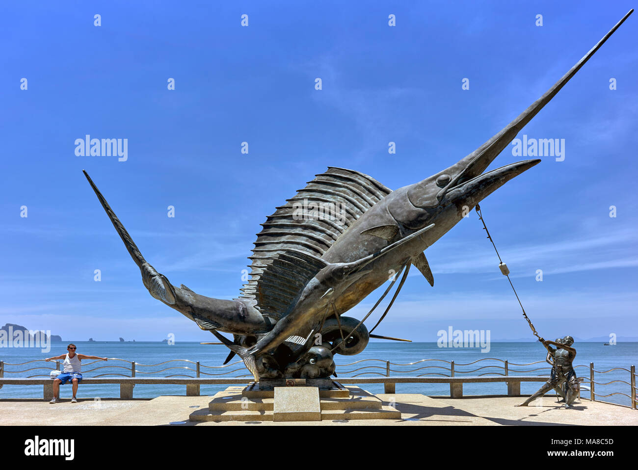 Krabi Thailand. Fischer und Schwertfisch Statue auf Ao Nang Beach Front ...
