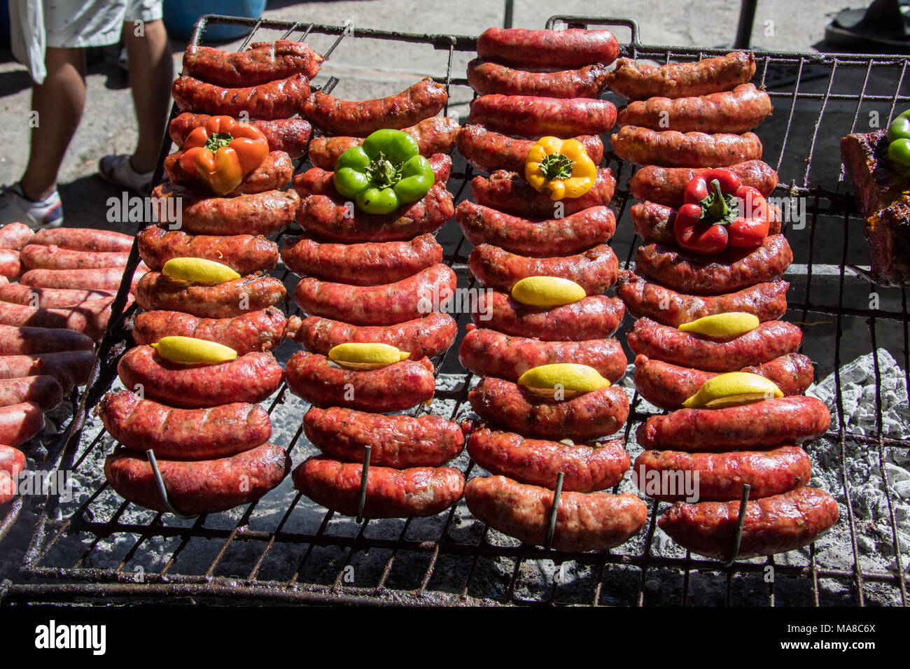 Choripan auf dem Grill an der Feria de San Telmo, Markt am Sonntag, Buenos Aires, Argentinien Stockfoto