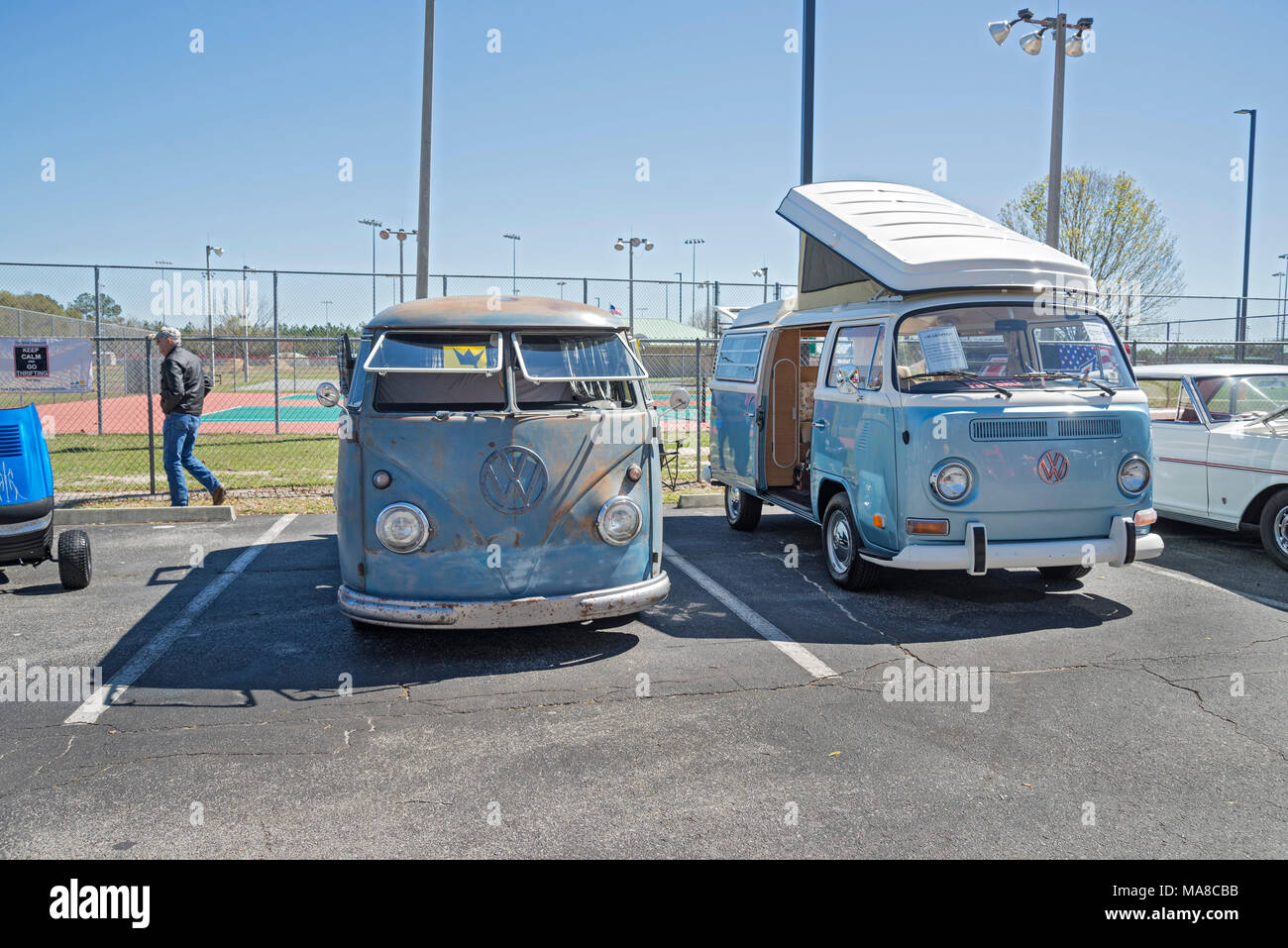 Auto Show in Ft. Weiß, Florida. Original Volkswagen Transporter, ein original unrestauriert, und der Andere wieder hergestellt ist ein Camper 1972 Van. Stockfoto