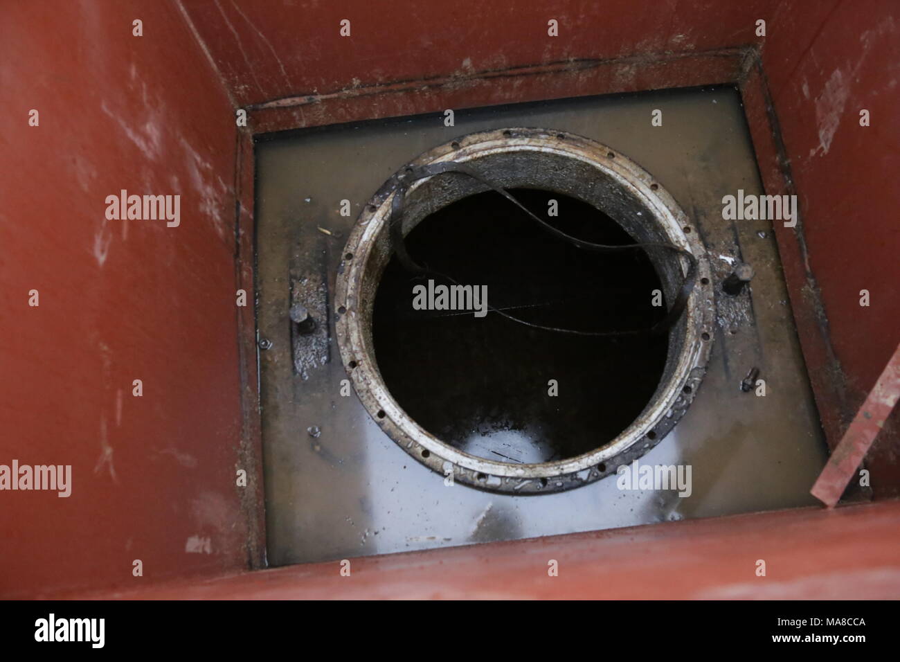 Einstiegöffnung Welle eines unterirdischen Tank System für Diesel- und Heizöl Stockfoto