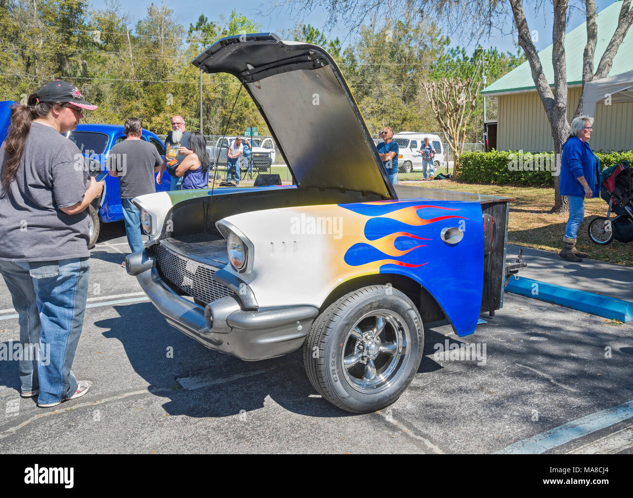Auto Show in Ft. Weiß, Florida. '57 Chevy portable Raucher im Freien grillen. Stockfoto