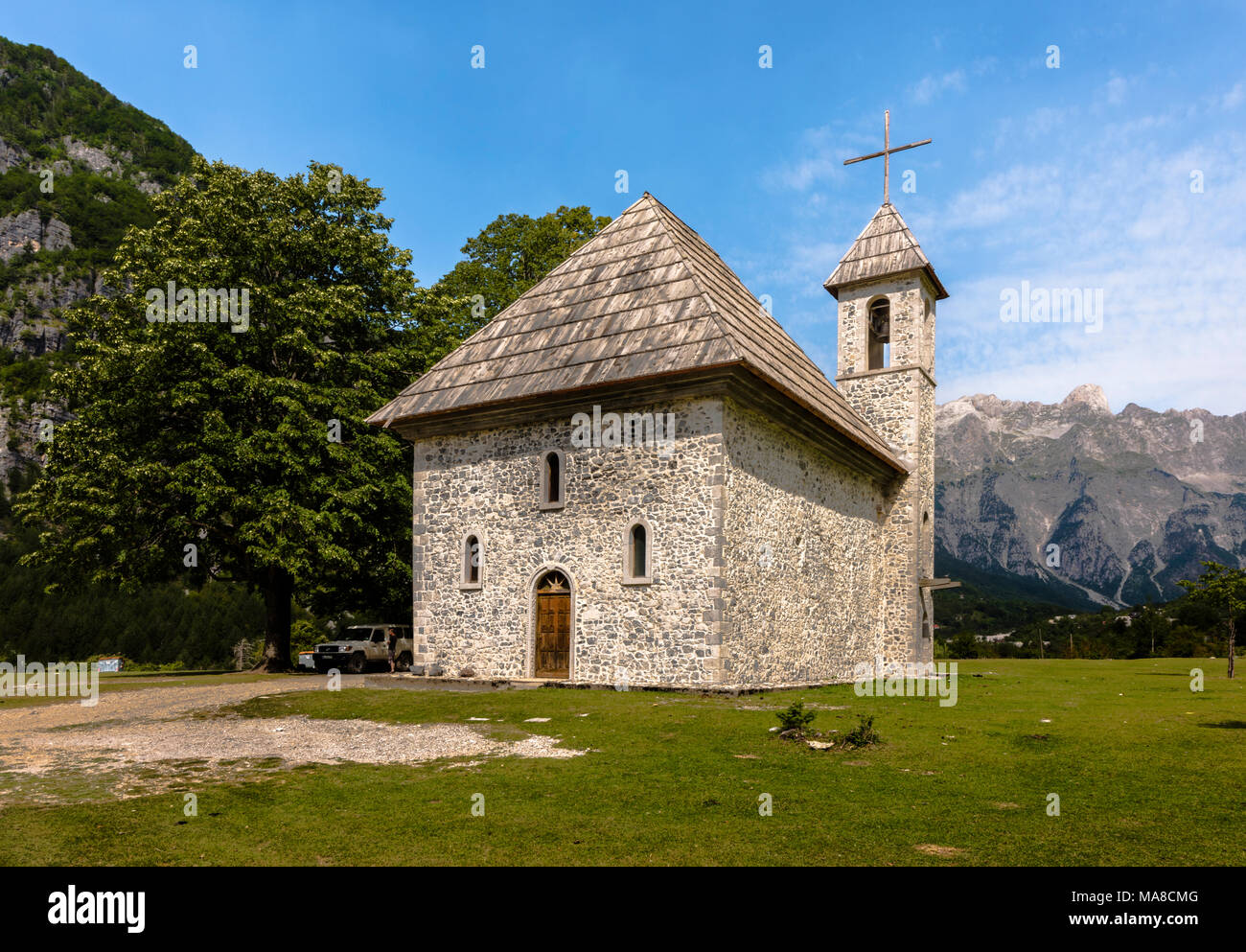 Stein- und Kiesstrand Kirche in Theth, Albanischen Alpen, Albanien Stockfoto