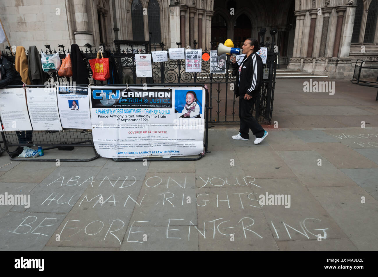 Magna Carta Tag Protest gegen Royal Courts of Justice in London, die von der Kampagne für Wahrheit und Gerechtigkeit. Stockfoto