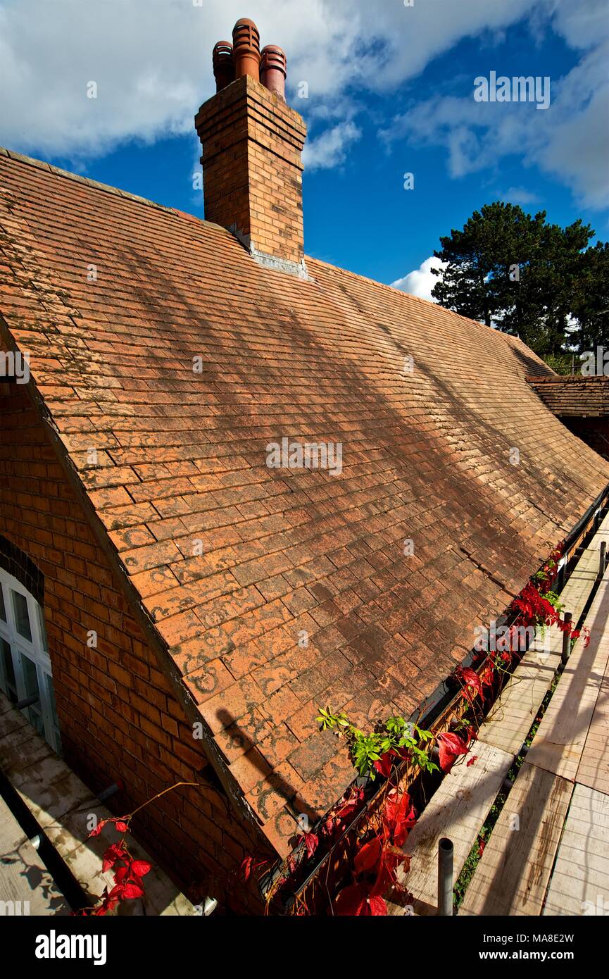 Ein Teil der Bilder zeigt original verfallen, dann die Renovierung von Ziegeldach, Regenrinnen etc. auf 1900 brick House in Shropshire UK Stockfoto