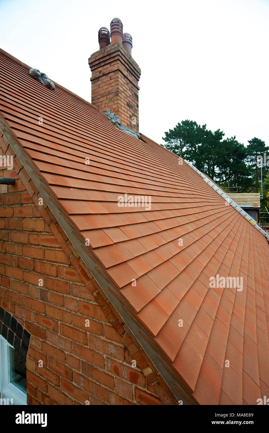 Ein Teil der Bilder zeigt original verfallen, dann die Renovierung von Ziegeldach, Regenrinnen etc. auf 1900 brick House in Shropshire UK Stockfoto