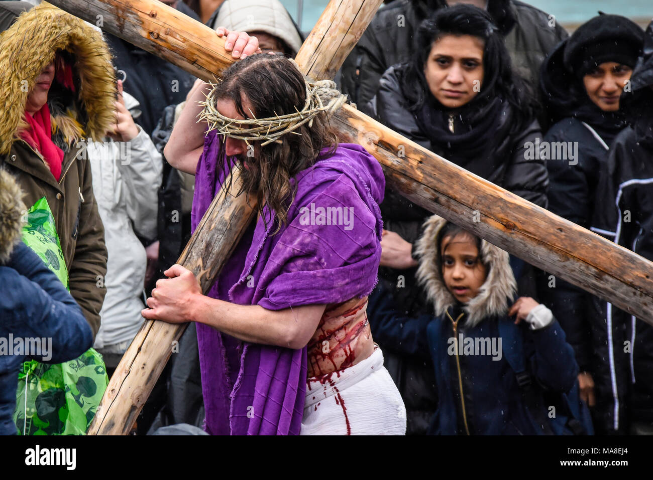 Wintershall CIO porträtiert die Passion und die Auferstehung von Jesus Christus über den Trafalgar Square als Bühne. Christus ist von James Burke-Dunsmore gespielt Stockfoto