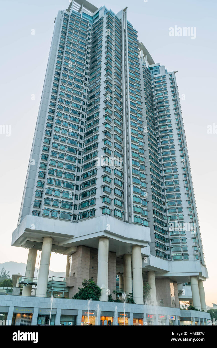 Gemeinsame moderne Wolkenkratzer, Hochhäuser, Architektur, die Erhöhung in den Himmel, Sonne. Konzepte der Finanz, Wirtschaft, Zukunft etc.. Stockfoto