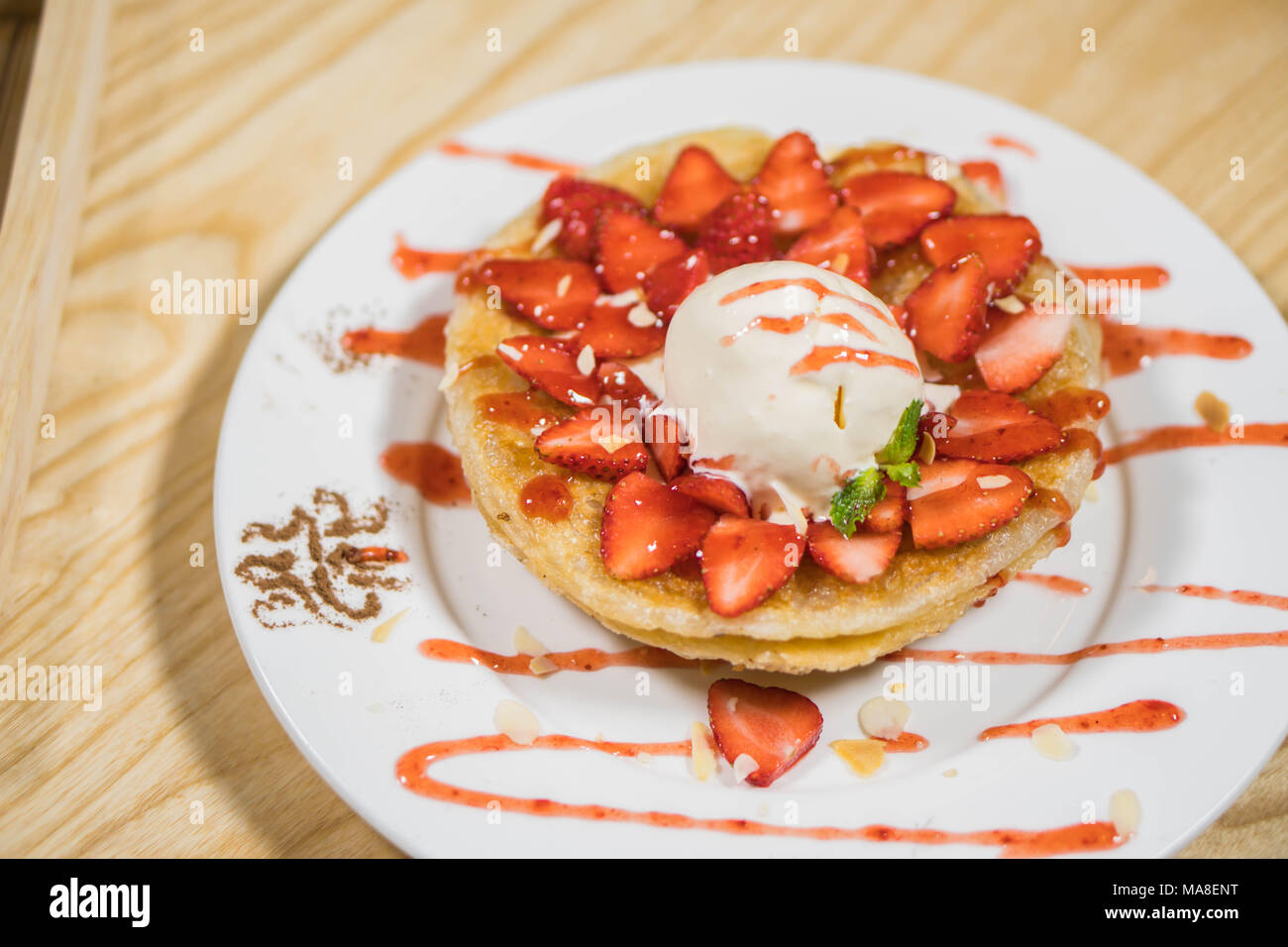 Toast mit Eis und frische Erdbeeren mit Schlagsahne auf weiße Platte Stockfoto